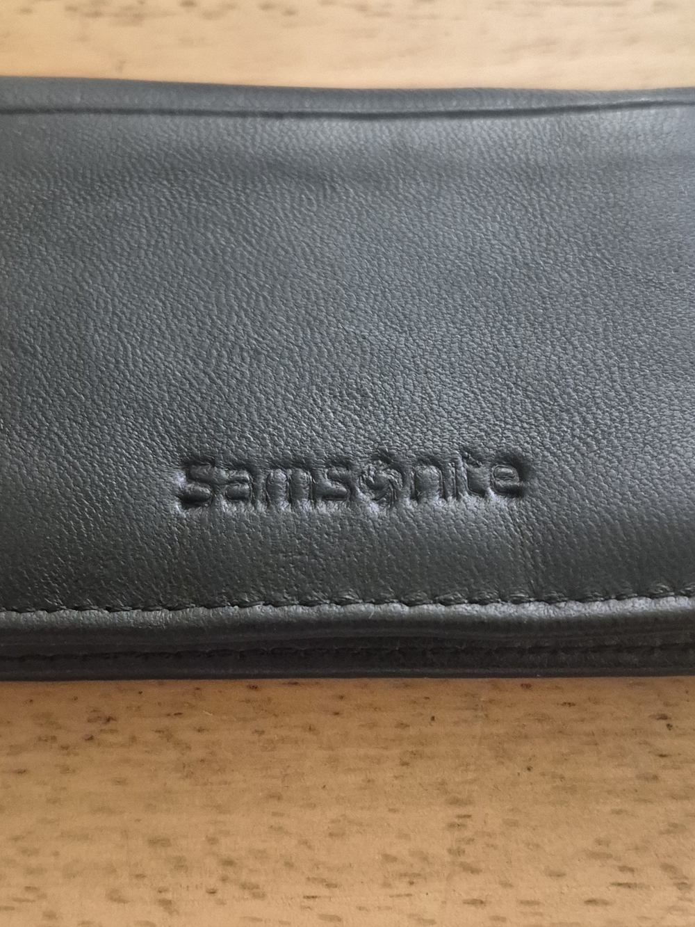 Samsonite Black Leather Men's Slim Wallet with Embossed Logo